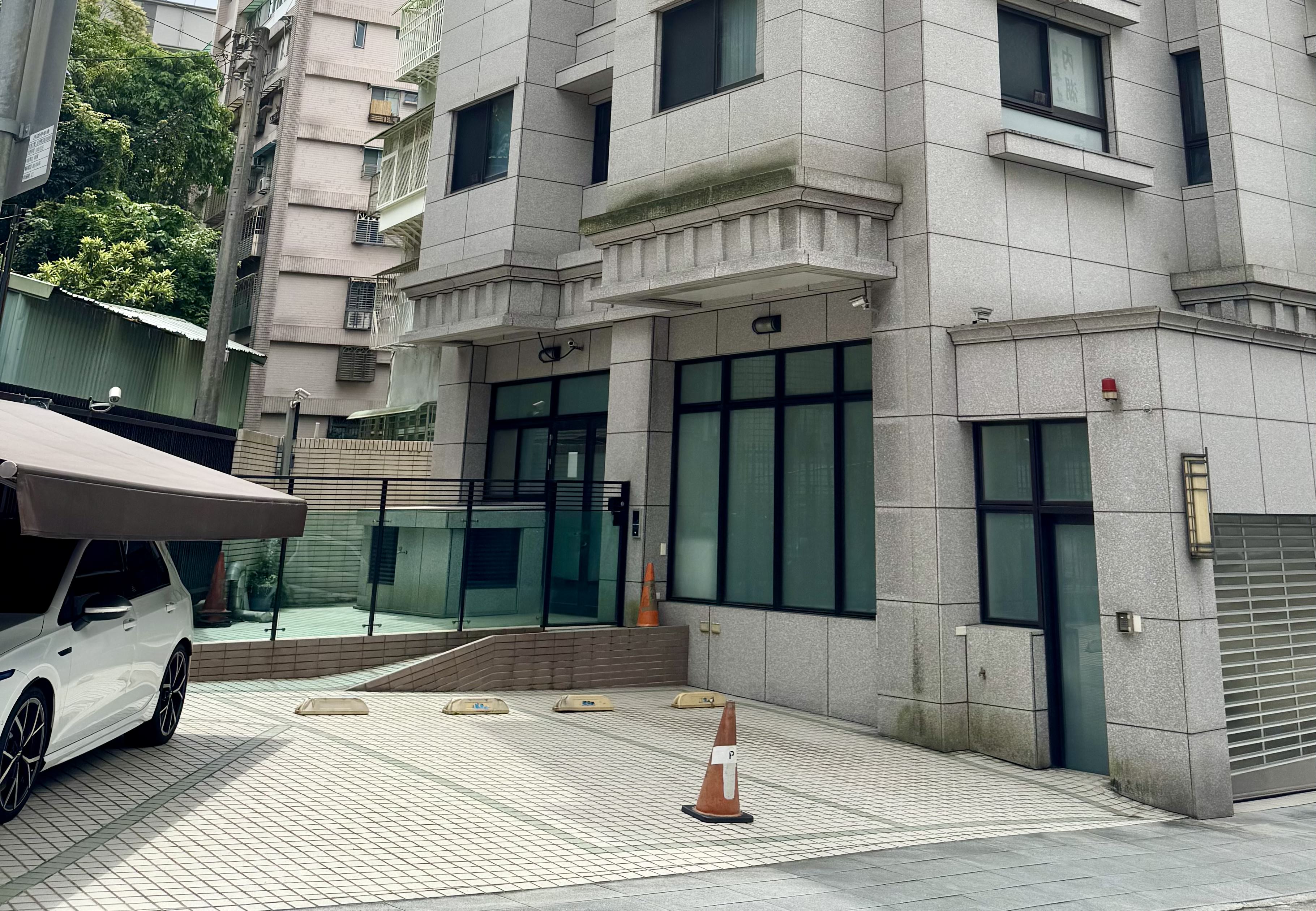 Door side parking